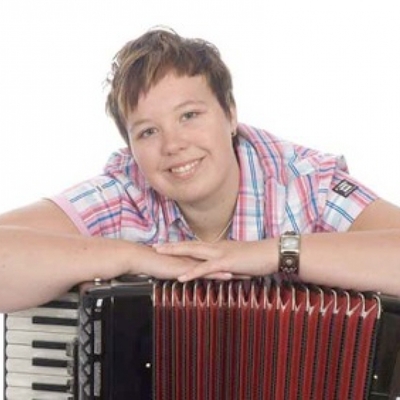 Jacintha Porrenga met een accordeon