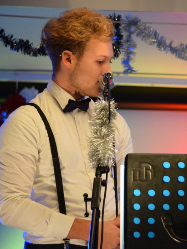 Muzikant achter de microfoon bij De Notenboom